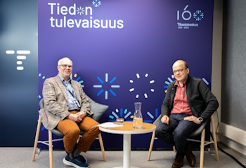 Tilastokeskuksen pääjohtaja Markus Sovala ja Tiedon tulevaisuus -podcastin haastateltava Esa Mäkinen istuvat studiossa.
