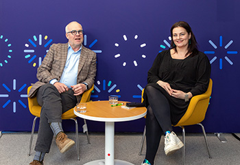 Tilastokeskuksen pääjohtaja Markus Sovala ja Tiedon tulevaisuus -podcastin haastateltava Kristiina Kokko istuvat studiossa.