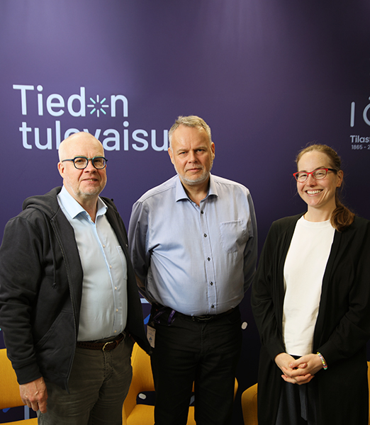 Toimittaja Anu Partanen ja professori Juho Saari keskustelevat Markus Sovalan juontamassa neljännessä jaksossa onnellisuudesta ja tiedon merkityksestä.