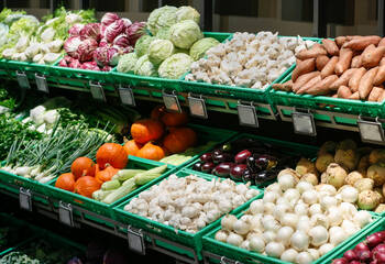 Kasviksia kaupan hyllyillä