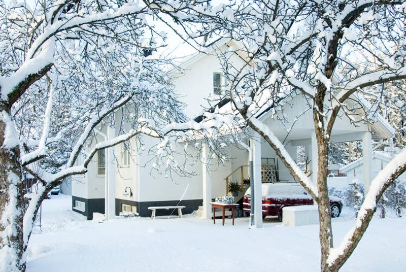 Valokuvassa omakotitalo lumisessa maisemassa.