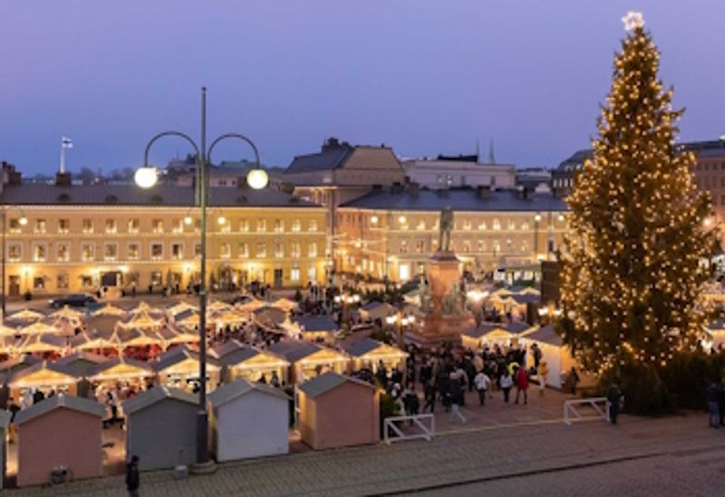 Valokuva Tuomaan Markkinoista Helsingin Senaatintorilla.