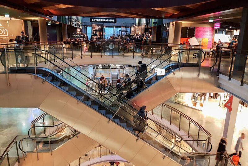 Ihmisiä kauppakeskuksessa