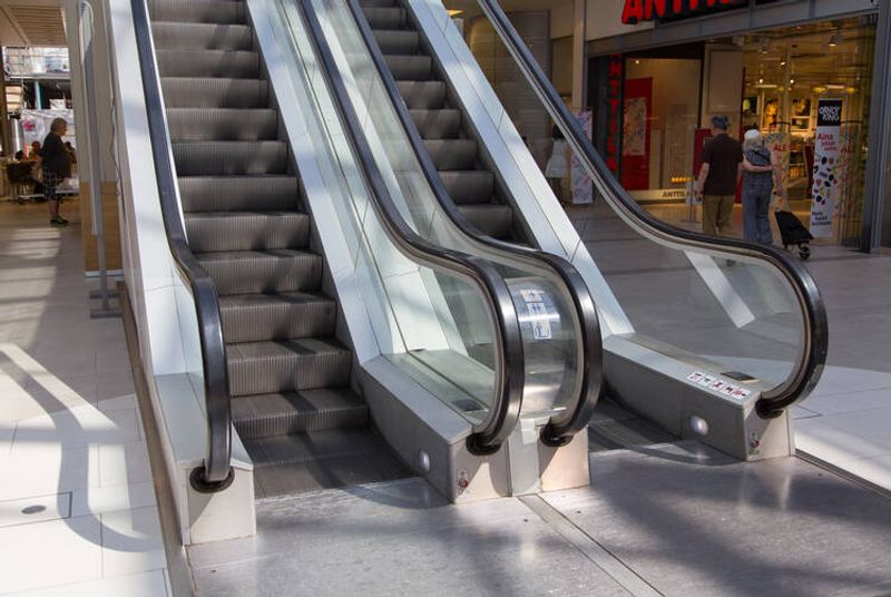 Tyhjät liukuportaat kauppakeskuksessa