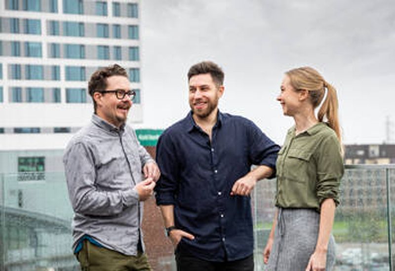 Kolme henkilöä keskustelemassa