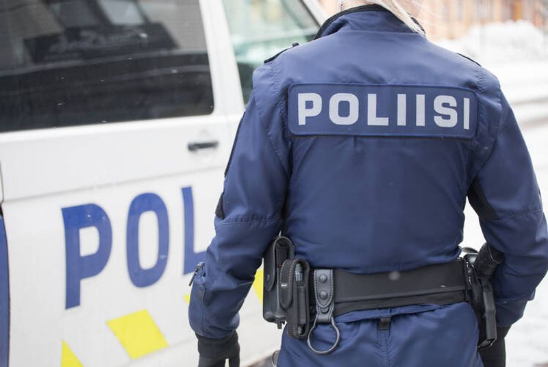 Poliisi lähetymässä poliisiautoa