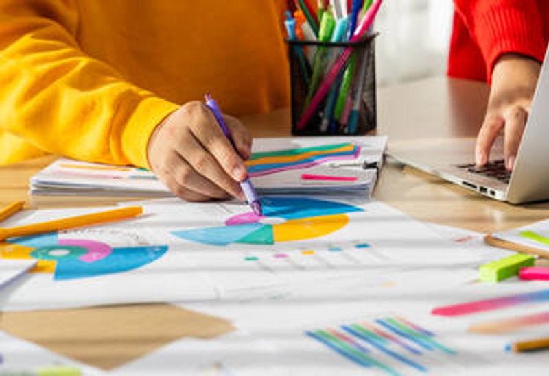 Nuoria tekemässä tilastojulisteita