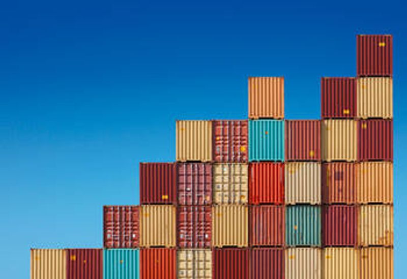 Päällekkäin pinottuja rahtikontteja.