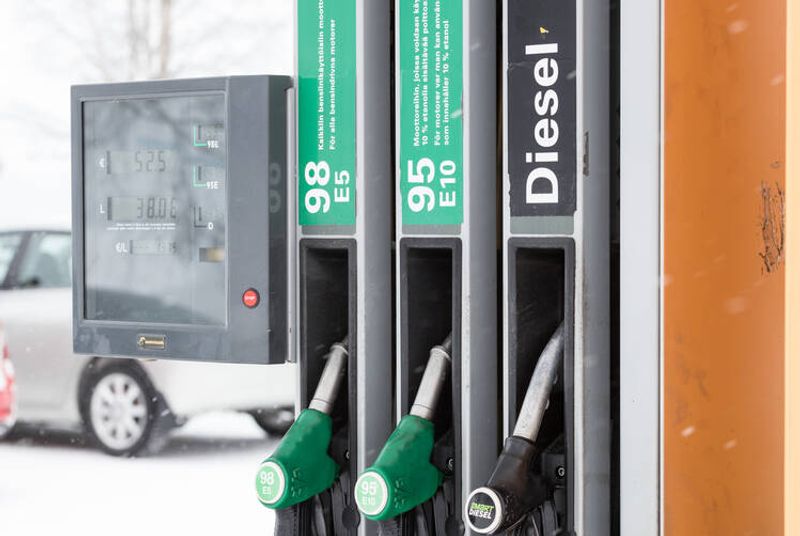 Valokuvassa polttoainepumppuja huoltoasemalla.
