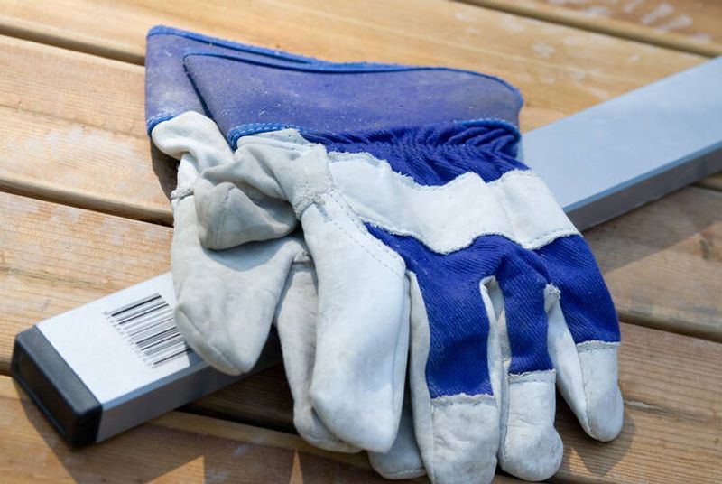 Hansikkaat ja vatupassi