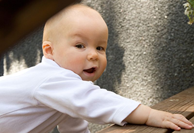 Vauva kiipeää portaita.