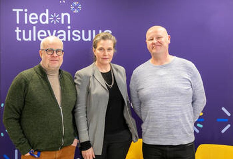 Kuvassa Tiedon tulevaisuus -pocastin syntyvyys-jakson keskustelijat vasemmalta Markus Sovala, Anna Rotkirch ja Markus Rapo. 