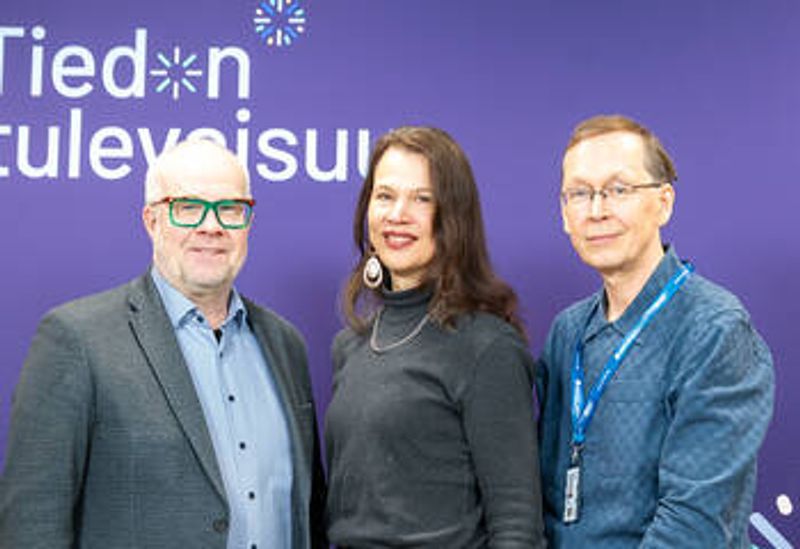 Kuvassa Tiedon tulevaisuus -pocastin työllisyyttä käsittelevän jakson keskustelijat Markus Sovala, Elina Pylkkänen ja Pertti Taskinen.