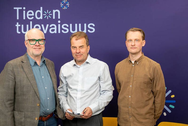 Kuvassa Tiedon tulevaisuus -podcastin julkinen velka -jakson keskustelijat Markus Sovala, Roope Uusitalo ja Ohto Soininvaara.